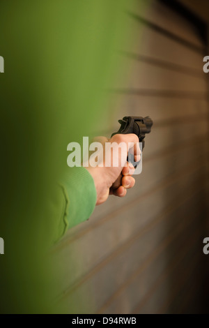 Nahaufnahme des jungen Mannes mit dem Ziel Pistole, Mannheim, Baden-Württemberg, Deutschland Stockfoto