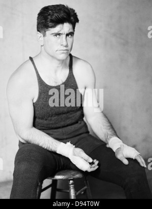 Vintage-Foto des argentinischen Boxers Luis Angel Firpo (1894 – 1960). Firpo, bekannt als „The Wild Bull of the Pampas“, forderte den berühmten Champion Jack Dempsey 1923 in einem dramatischen Slugfest für den Schwergewichtswelttitel heraus, bei dem er Dempsey in der ersten Runde aus dem Ring klopfte/stieß, bevor er in der zweiten Runde von Dempsey geschlagen wurde. Stockfoto