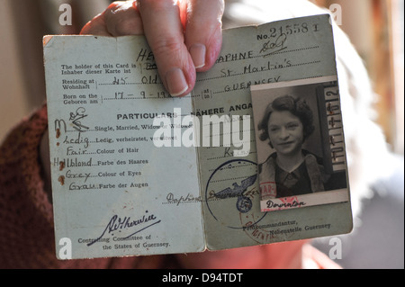 eine nationale Identität Registrierungskarte WW2 für Guernsey Stockfoto