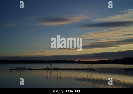 Sonnenuntergang über dem See Stockfoto