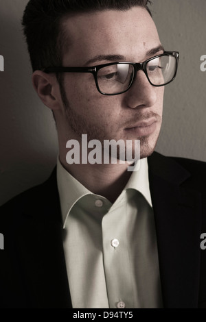 Kopf und Schulter Porträt des jungen Mannes mit Brille, Studioaufnahme Stockfoto