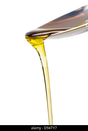 Olivenöl und Löffel isoliert auf weißem Hintergrund Stockfoto