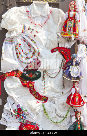 Souvenir-shopping - Spitzen und Stickereien traditionelle handgefertigte Kleidung im Souvenirladen in Budapest, Ungarn. Stockfoto