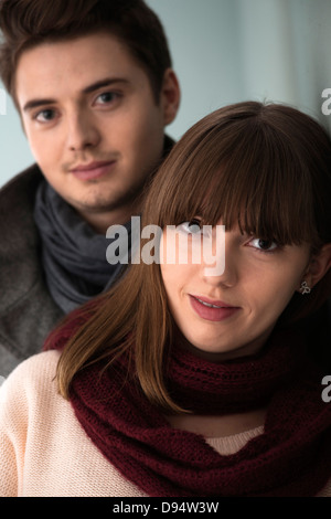 Nahaufnahme, Kopf und Schulter Porträt des jungen Paares lächelnd in die Kamera, Studio Shot auf grauem Hintergrund Stockfoto