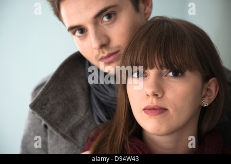 Nahaufnahme, Kopf und Schulter Porträt eines jungen Paares Blick in die Kamera, Studio Shot auf grauem Hintergrund Stockfoto