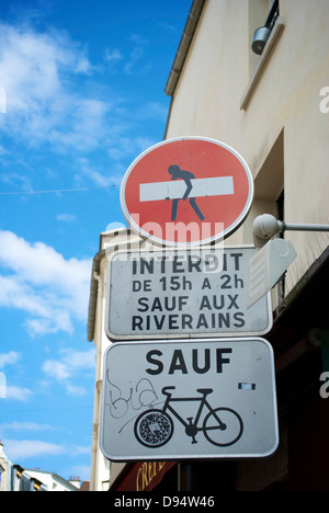 "Kein Eintrag: ausgenommen Fahrräder und Bewohner Straßenschilder in Paris, Frankreich mit blauem Himmel Stockfoto