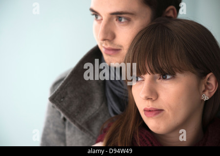 Nahaufnahme, Kopf und Schulter Porträt des jungen Paares Blick zur Seite, Studio Shot auf grauem Hintergrund Stockfoto