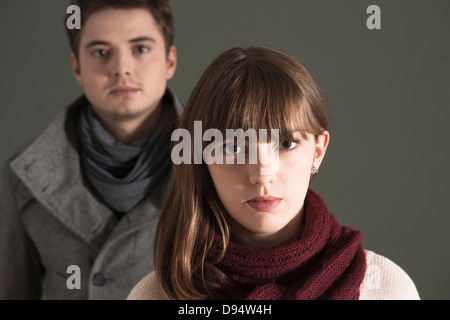 Nahaufnahme, Kopf und Schulter Porträt eines jungen Paares Blick in die Kamera, Studio Shot auf grauem Hintergrund Stockfoto