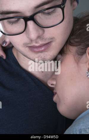 Close-up Portrait des jungen Paares umarmen mit Augen geschlossen Stockfoto