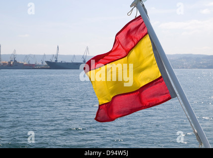 Spanische Flagge winken in ein Boot, an einem sonnigen Tag. Stockfoto