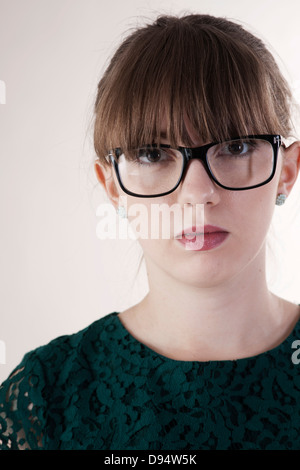 Close-up-Kopf und Schulter Portrait junge Frau auf der Suche nach Kamera tragen Horn-rimmed Brillen Studioaufnahme auf weißem Hintergrund Stockfoto