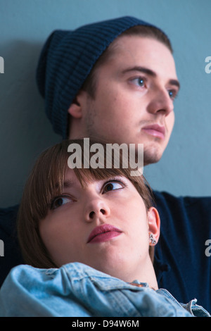 Close-up Portrait eines jungen Paares versunken in Gedanken, Studio Schuss auf blauem Hintergrund Stockfoto