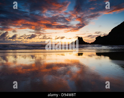 Sonnenuntergang in einem spanischen Strand. Das Foto ist im Campelo Strand, Galizien, Spanien, in einem schönen und bunten Sonnenuntergang aufgenommen. Stockfoto