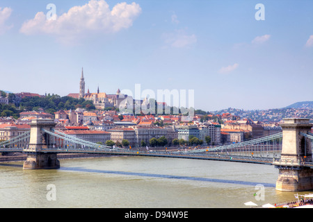 Blick auf die Kettenbrücke und das Burgareal in Budapest, Ungarn. Stockfoto