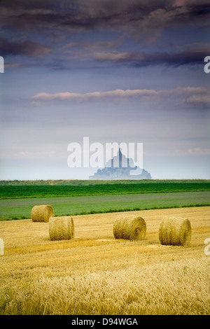St Michael´s Mount und Farm Land mit Weizen Ballen, Manche Abteilung, Basse-Normandie Region, Frankreich, Europa Stockfoto