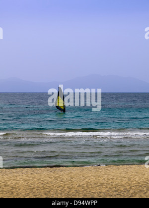 Windsurfer aus Megali Ammos Strand der schönen Insel Mykonos Griechenland Stockfoto