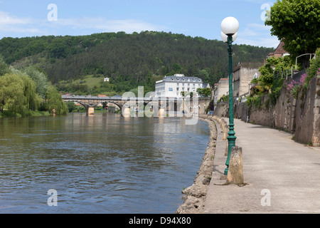 Der Fluss Vézère in das Dorf La Bugue Dordogne Region Frankreichs Stockfoto