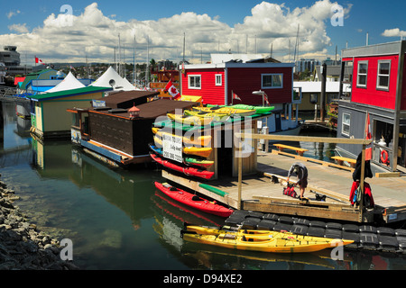 Kajaks und Hausboote am Fishermans Wharf Marina-Victoria, British Columbia, Kanada. Stockfoto