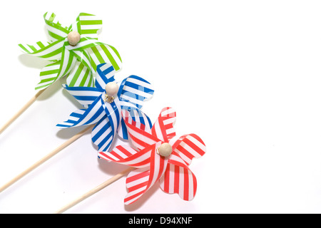 Spielzeug-Windmühlen auf weißem Hintergrund 4 Stockfoto