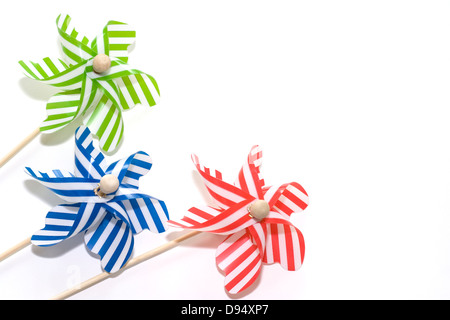 Spielzeug-Windmühlen auf weißem Hintergrund 1 Stockfoto