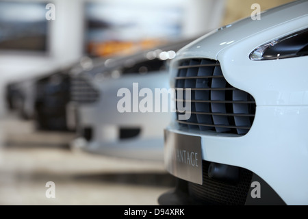 Aston Martin Autos in einem neuen Autohaus in Leeds Stockfoto