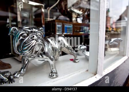 Silber Metall englische Bulldogge im Schaufenster Stockfoto