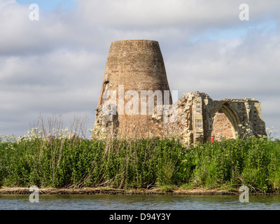 Die Ruinen der St. Benets Abbey auf dem Fluss Bure, Norfolk Broads, England gefördert durch die National Lottery Stockfoto