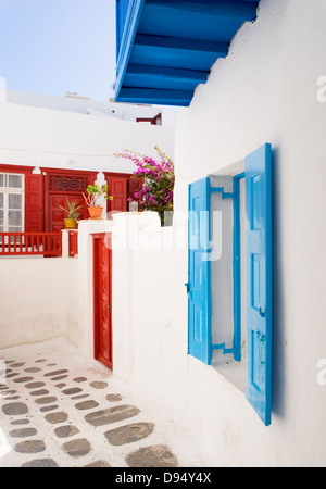 Typische Straße in einem mediterranen Dorfes. Diese Spur befindet sich in Mykonos, Griechenland. Stockfoto