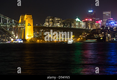 North Sydney und einen Abschnitt der Sydney Harbour Bridge angesehen von Lady Macquarie Stuhl, Sydney, Australien Stockfoto