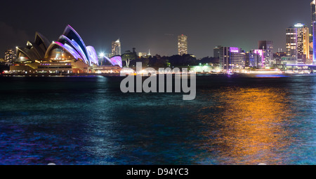 Ansicht des Sydney Opera House aus über den Hafen während der Vivid Sydney Light Festival, Australien Stockfoto