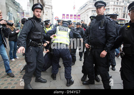 London, UK. 11. Juni 2013. Anti-G8-Demonstranten in Schlägereien mit der Polizei in der Regent Street. Bildnachweis: Lydia Pagoni/Alamy Live-Nachrichten Stockfoto