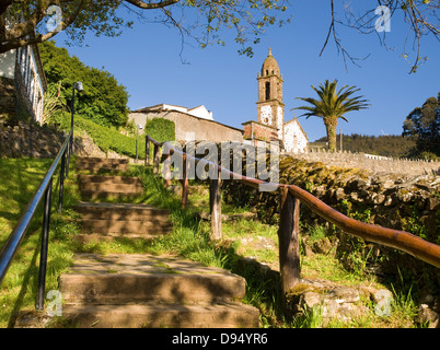 Kirche und Treppen in einem spanischen Dorf. Dieses Dorf ist "San Andrés de Teixido" genannt und befindet sich in Galicien, Spanien Stockfoto