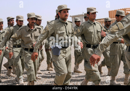 Afghanische Polizei rekrutiert März während des Trainings im regionalen Ausbildungszentrum ALP 5. Juni 2013 in Lashkar Gah District, Provinz Helmand, Afghanistan. Stockfoto