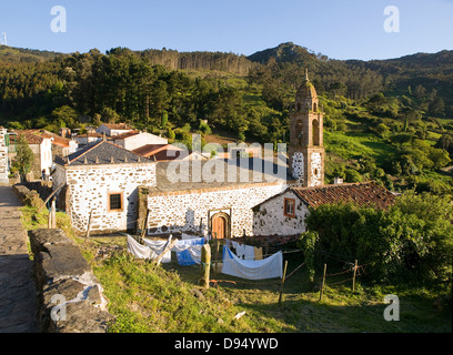 Kirche in einem spanischen Dorf. Dieses Dorf ist "San Andrés de Teixido" genannt und befindet sich in Galicien, Spanien Stockfoto