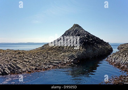 Erstaunliche Felsformationen auf der Insel Staffa in Schottland Stockfoto