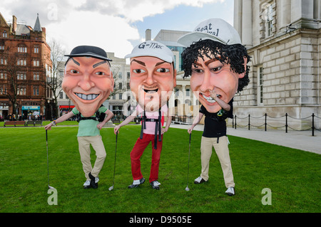 Caractures von Darren Clarke, Graeme McDowell und Rory McIlroy außerhalb der Belfast City Hall Stockfoto