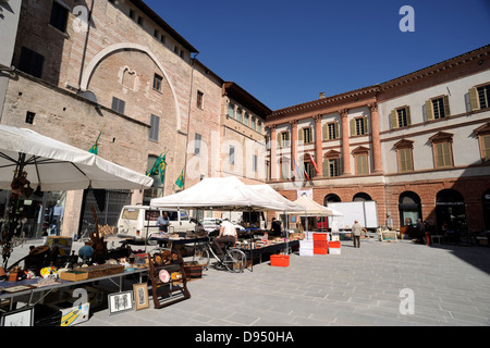 Italien, Umbrien, Foligno, Piazza della Repubblica, Flohmarkt und Palazzo Trinci (rechts) Stockfoto