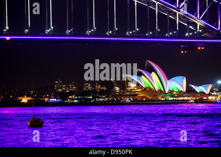 Sydney Harbour Bridge und Sydney Opera House in der Nacht während der jährlichen Sydney Beleuchtung Festival Vivid Stockfoto