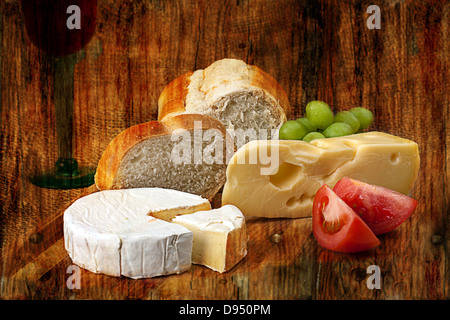 Norwegischer Jarlsberg und Camembert mit italienischen Weißbrot auf Holzbrett Stockfoto