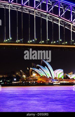 Sydney Harbour Bridge und Sydney Opera House in der Nacht während der jährlichen Sydney Beleuchtung Festival Vivid Stockfoto