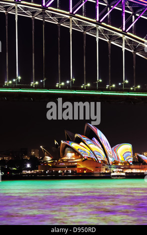 Sydney Harbour Bridge und Sydney Opera House in der Nacht während der jährlichen Sydney Beleuchtung Festival Vivid Stockfoto