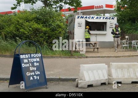 Workmans Imbiss zum Mitnehmen. Ruhepause bei Arbeitsmännern, die eine Pause beim Snackangriff einlegen. Silvertown London Thames Road E16 UK 2013 2010s HOMER SYKES Stockfoto