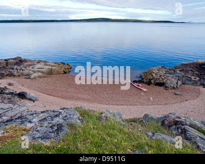 Sea Kayak am Strand auf Loch Linnhe, Schottland Stockfoto