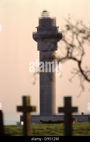 Einer der großen Türme von Sellafield nukleare Wiederaufarbeitungsanlage, gesehen aus Seascale Dorf Friedhof. Stockfoto