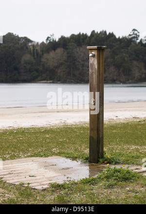 Dusche am Strand in einem bewölkten Tag. Stockfoto