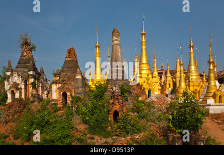 NYAUNG OHAK und THEIN SHWE INN befinden sich in INDEIN und bestehen aus alten und neu erbaute buddhistische SCHREINE - INLE-See, MYA Stockfoto