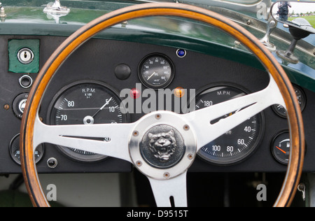 Innenraum Armaturenbrett eines Oldtimers Jaguar im freien abgebildet. Stockfoto