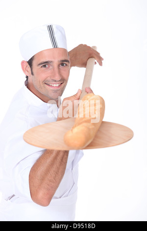 Bäcker mit frisch gebackenem Baguette, aus dem Ofen Stockfoto