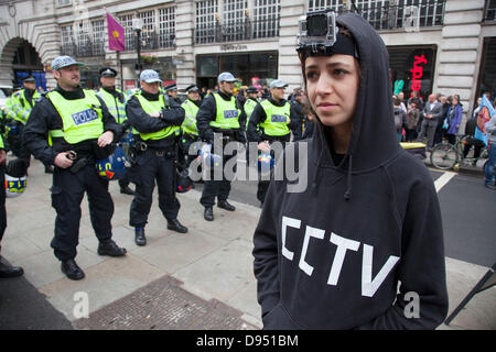 Demonstrant mit einer CCTV-Kamera an den Kopf zu Film Polizei während der Demonstration gegen den bevorstehenden G8-Gipfel in central London, UK geschnallt. Stockfoto