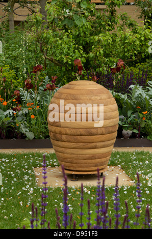 Bienenstock in der Homebase-Garten "Aussaat der Samen des Wandels" in Zusammenarbeit mit der Alzheimer Gesellschaft bei RHS Chelsea Flower Show Stockfoto